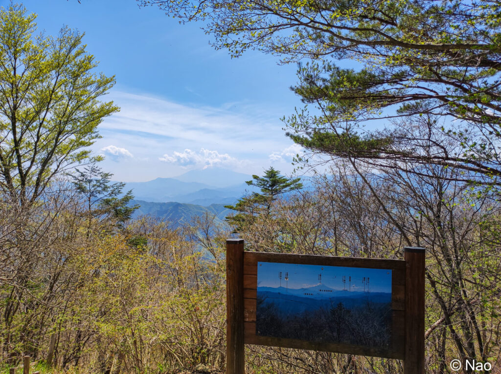 三頭山から富士山方面を眺める
