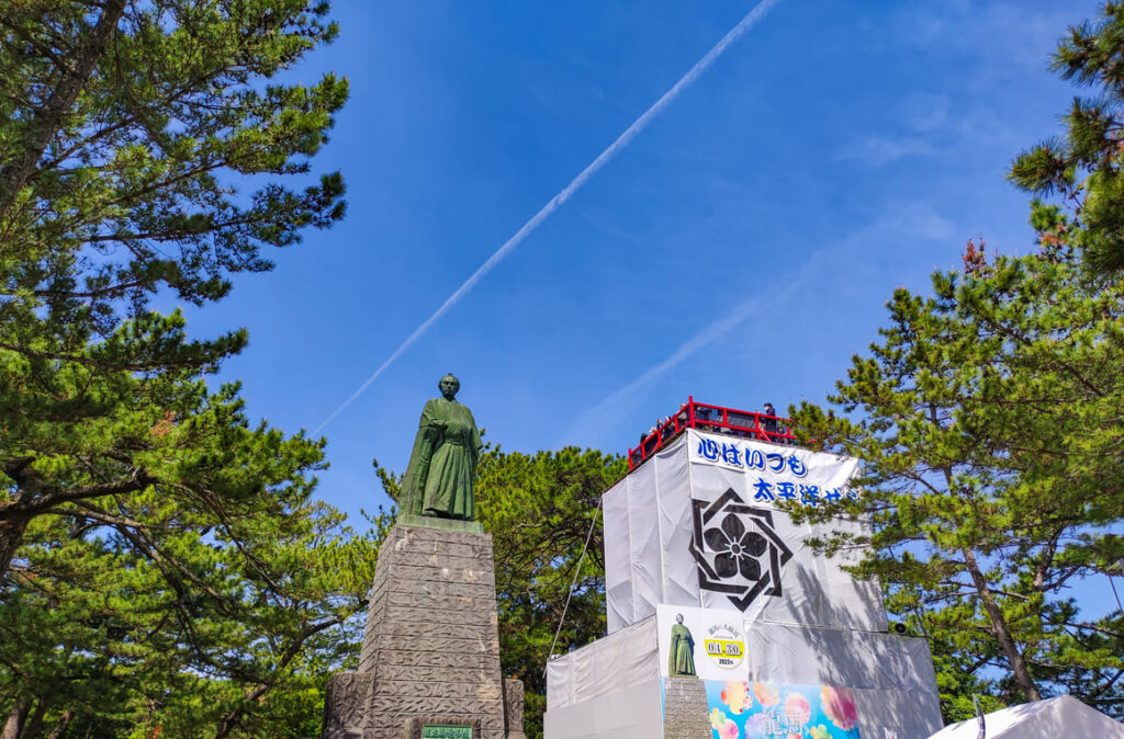桂浜の坂本龍馬像とイベントの櫓