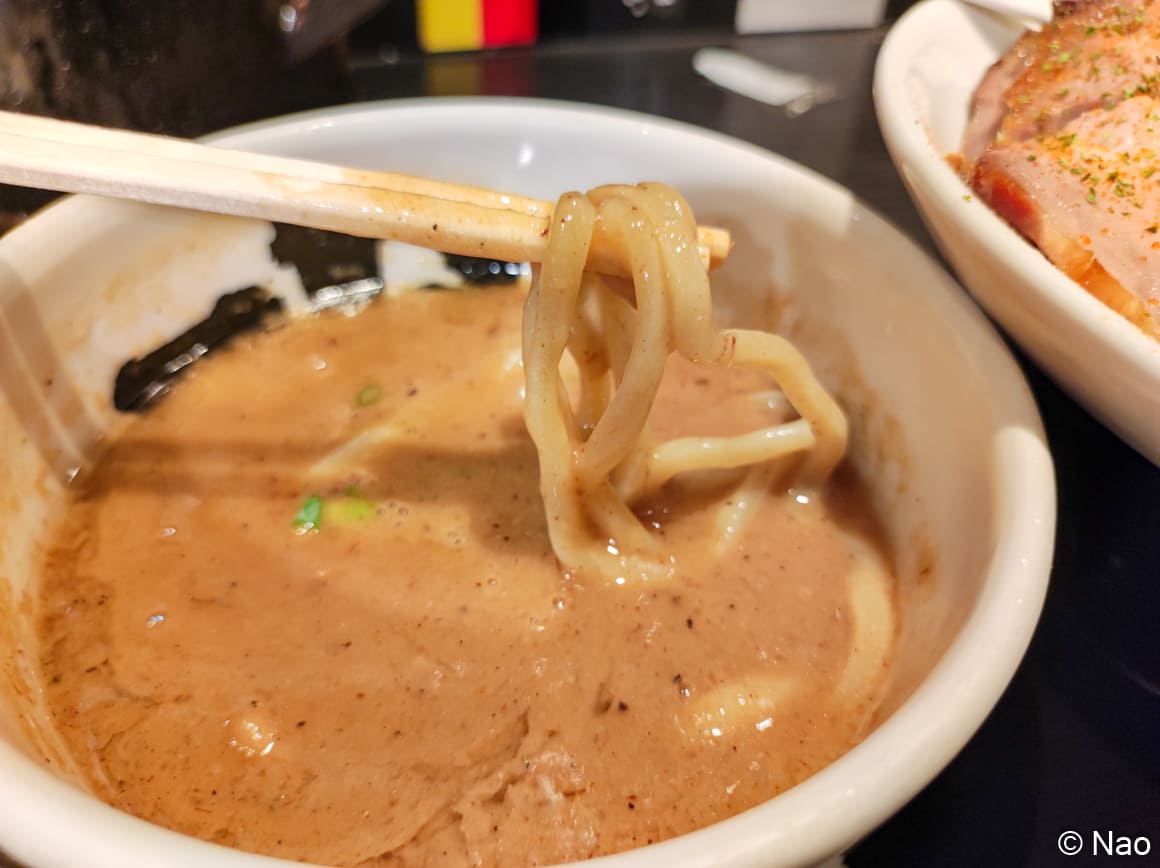 上野麺屋武蔵武骨相傳で濃厚白つけ麺を食べる